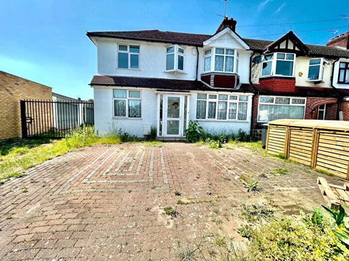 6 Bedroom House Of Multiple Occupation To Rent In Goodwood Avenue, Enfield, EN3