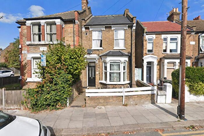 3 Bedroom Flat To Rent In The Avenue, London, N17