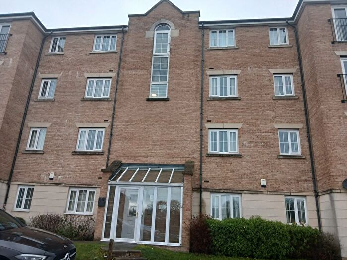 2 Bedroom Flat To Rent In Sandhill Close, Bradford, BD8