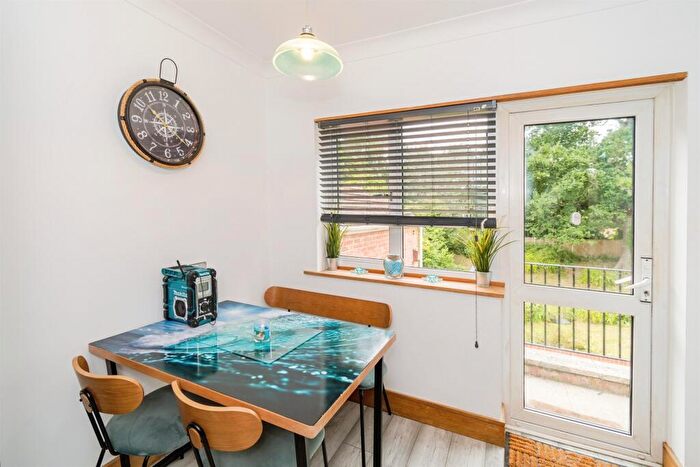 4 Bedroom Detached House For Sale In Bassett Dale, Southampton, SO16