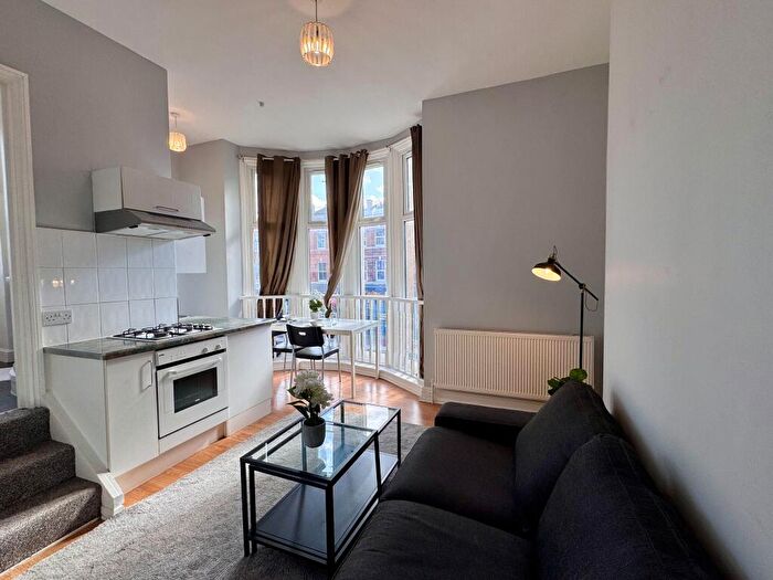 1 Bedroom Apartment To Rent In Amazing Bed Flat, Edward Close, Cricklewood, NW2