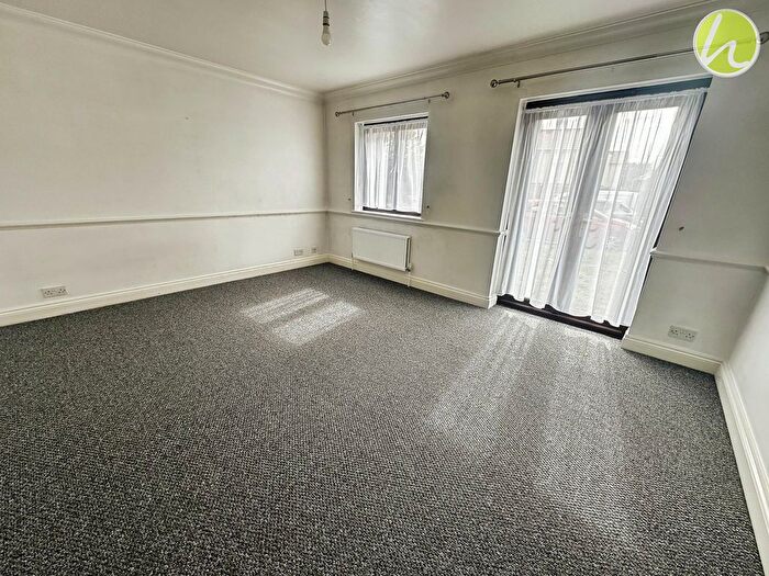 1 Bedroom Flat To Rent In Flat, Rosslyn Court, Runnymede Road, Stanford Le Hope, Essex, SS17