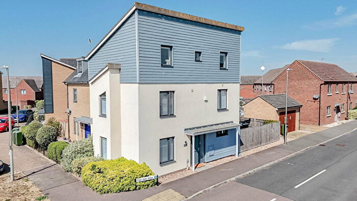 4 Bedroom Semi-Detached House For Sale In Fair Isle View, Oakridge Park, Milton Keynes, MK14