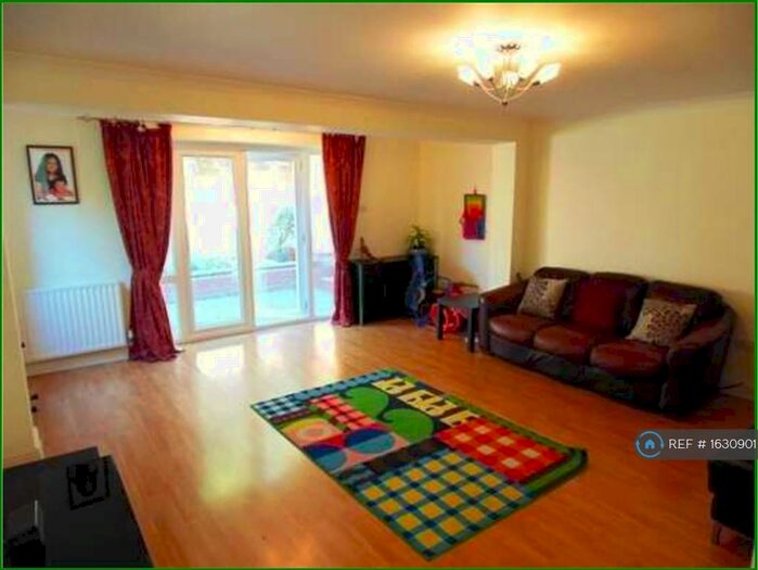 4 Bedroom Detached House To Rent In Khasiaberry, Walnut Tree, Milton Keynes, MK7