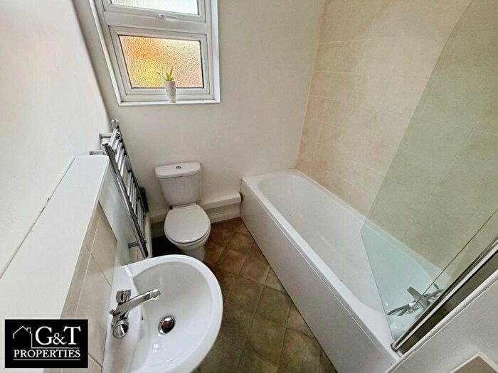 2 Bedroom Flat To Rent In High Street, Cradley Heath, B64