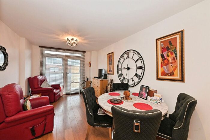 2 Bedroom Flat For Sale In Mead Lane, Hertford, SG13