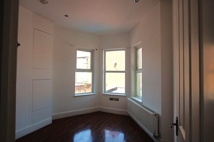 3 Bedroom Flat To Rent In Park Parade, London, NW10
