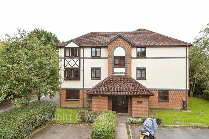 2 Bedroom Flat For Sale In Wordsworth Mead, Redhill, Surrey, RH1