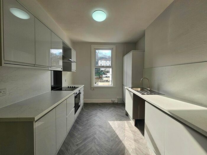 3 Bedroom Flat To Rent In Babbacombe Road, Torquay, TQ1