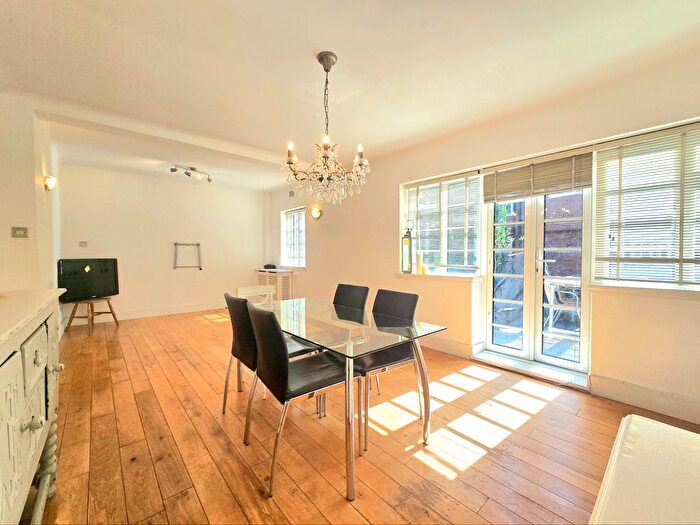 3 Bedroom Flat To Rent In Wimbledon Hill Road, Wimbledon, SW19