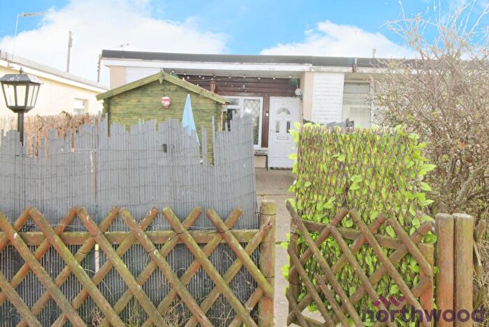 1 Bedroom Chalet For Sale In Lilac Avenue, Bel Air Estate, Seawick, CO16