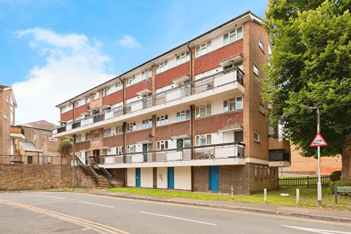 2 Bedroom Maisonette For Sale In Sincots Road, Redhill, RH1