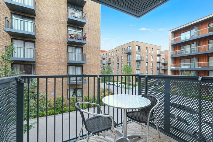 2 Bedroom Flat To Rent In Whiting Way, Rotherhithe, London, SE16