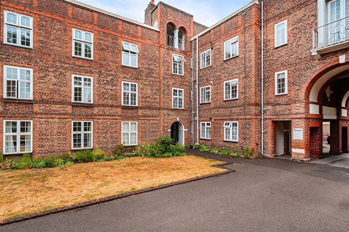 3 Bedroom Flat For Sale In St. Andrews Square, Surbiton, KT6