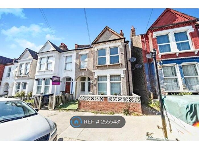 3 Bedroom Flat To Rent In Mersham Road, Thornton Heath, CR7