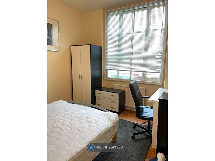 2 Bedroom Flat To Rent In Cavendish Mansions, London, EC1R