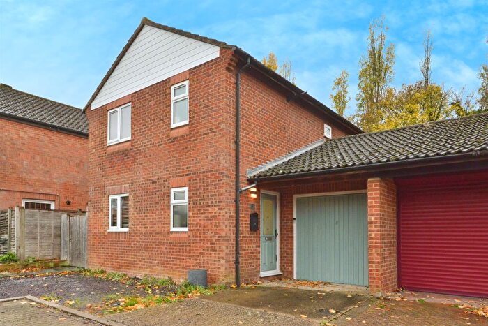 3 Bedroom Link Detached House For Sale In Rothersthorpe, Giffard Park, Milton Keynes, MK14