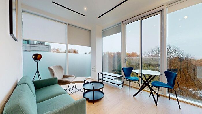 2 Bedroom Flat To Rent In Great West Road, Brentford, TW8