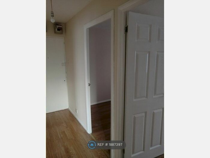 2 Bedroom Flat To Rent In Chantress Close, Dagenham, RM10