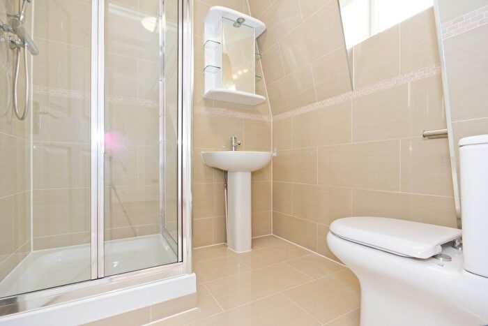 3 Bedroom Flat To Rent In Abbotsbury Road, London, W14