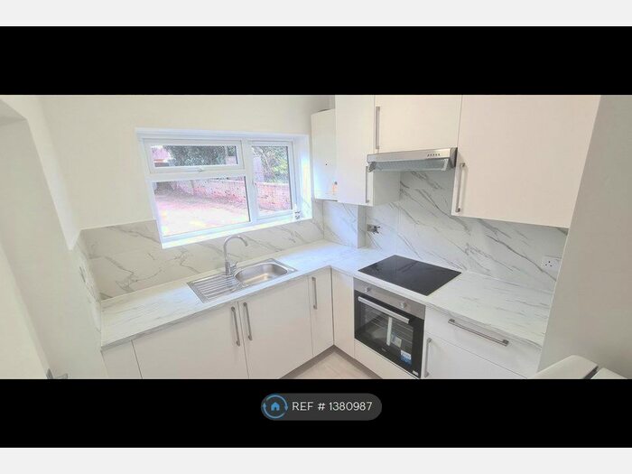 Studio To Rent In Hainault Road, Romford, RM5