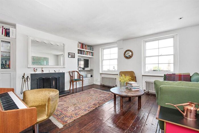 2 Bedroom Maisonette To Rent In Essex Road, Angel, Islington, London, N1