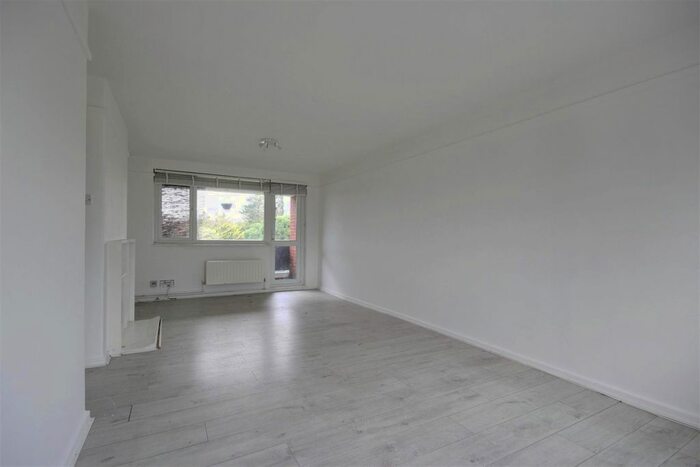 3 Bedroom Flat To Rent In Village Road, Enfield, Middlesex, EN1