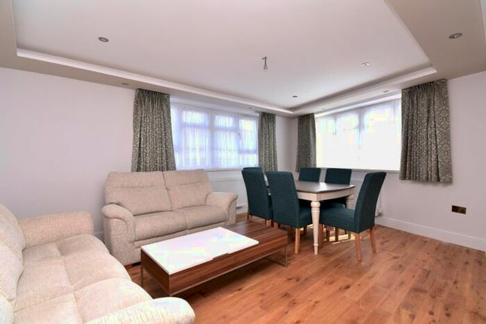 2 Bedroom Flat To Rent In North End Road, London, SW6