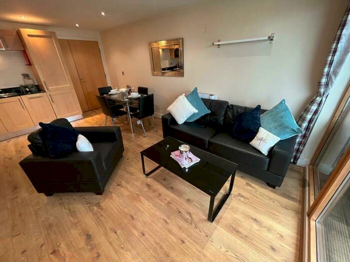 2 Bedroom Flat To Rent In Mackenzie House, LS10