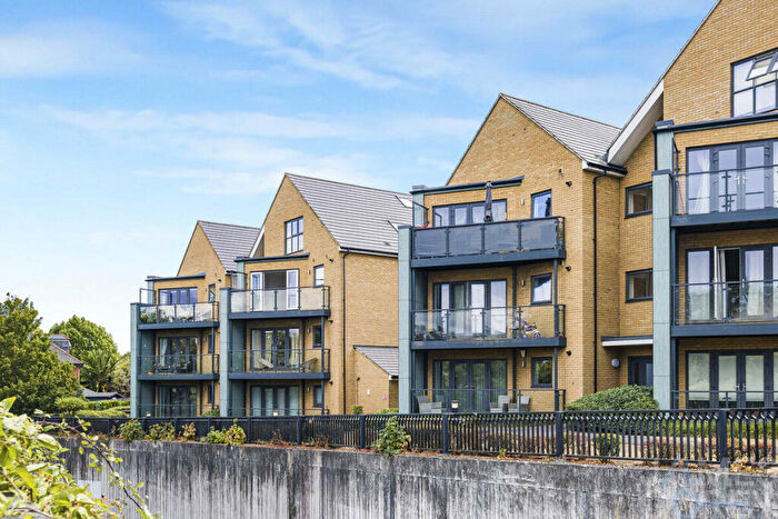 3 Bedroom Flat For Sale In The Avenue, Greenhithe, DA9