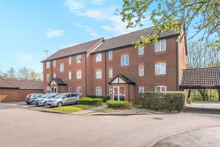 2 Bedroom Apartment To Rent In Admirals Court, Rose Kiln Lane, Reading, Berkshire, RG1
