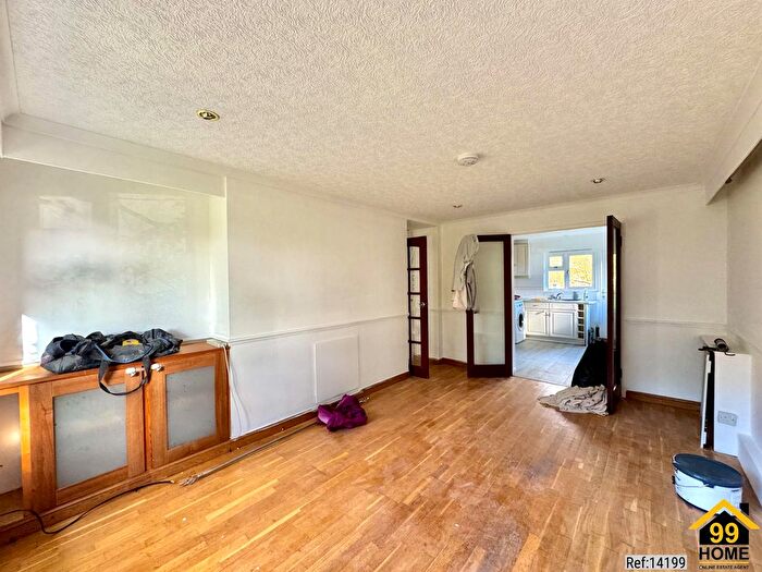 3 Bedroom Flat To Rent In Alexandra Avenue, Harrow, Greater London, HA2