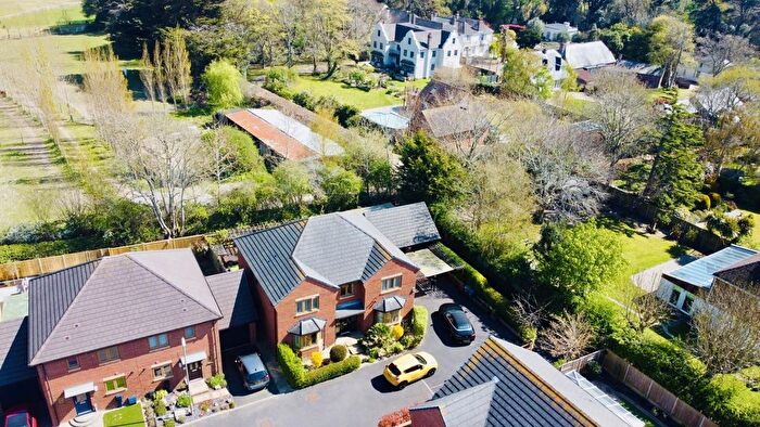 5 Bedroom Detached House For Sale In Oyster Close, Hayling Island, PO11