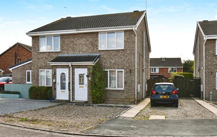 2 Bedroom Semi-Detached House For Sale In Fieldside Garth, Hull, HU6