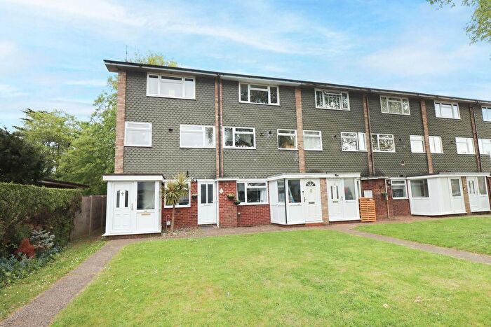 2 Bedroom Maisonette For Sale In Winchester Street, Farnborough, GU14