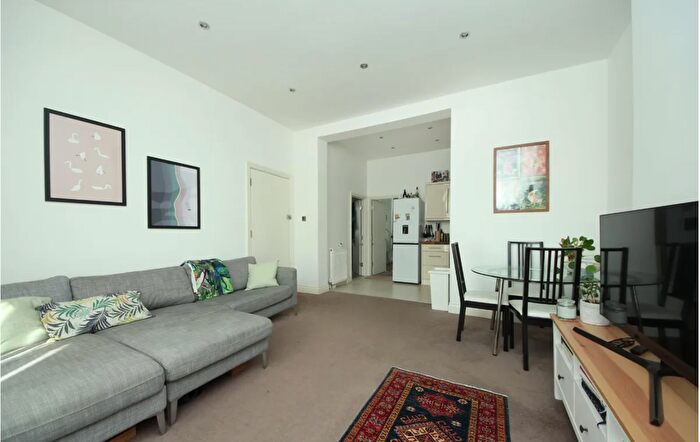2 Bedroom Flat To Rent In Raven Close, Watford, WD18