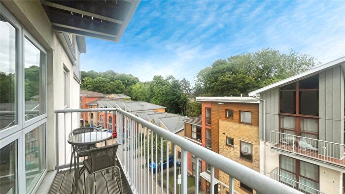 2 Bedroom Flat For Sale In Coombe Way, Farnborough, Hampshire, GU14