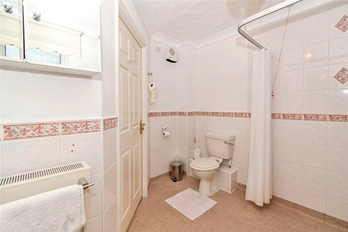 1 Bedroom Apartment For Sale In Aire Valley Court, Bingley, BD16