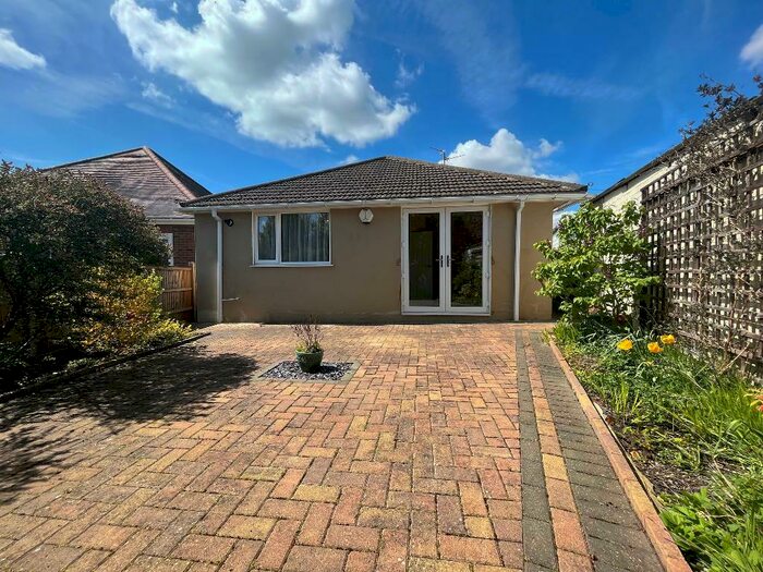 3 Bedroom Detached Bungalow For Sale In Mixes Hill Road, Stopsley, Luton, Bedfordshire, LU2
