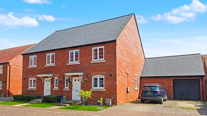 4 Bedroom Semi Detached House For Sale In Wetherby Road, Bicester, OX26