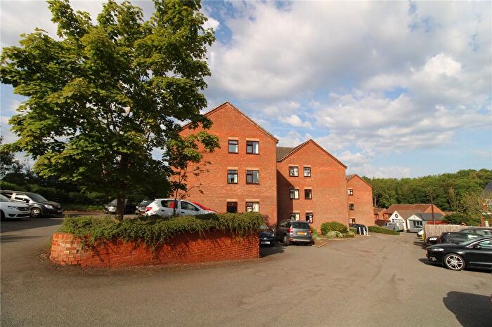 2 Bedroom Flat For Sale In Winston Close, Woodford Halse, Northamptonshire, NN11