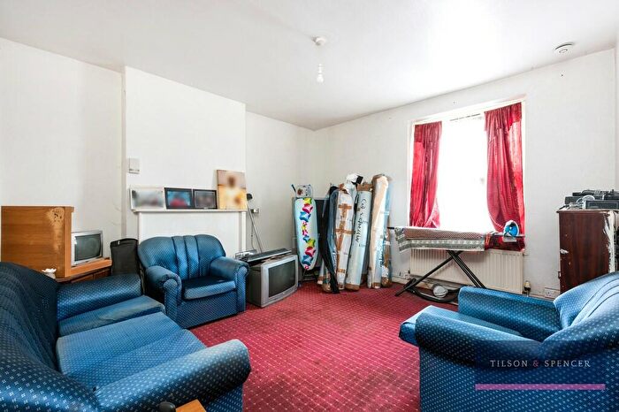 2 Bedroom Apartment For Sale In Wicklow House, Stamford Hill, N16