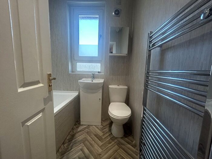 3 Bedroom Flat To Rent In Moidart Place, Craigton, Glasgow, G52