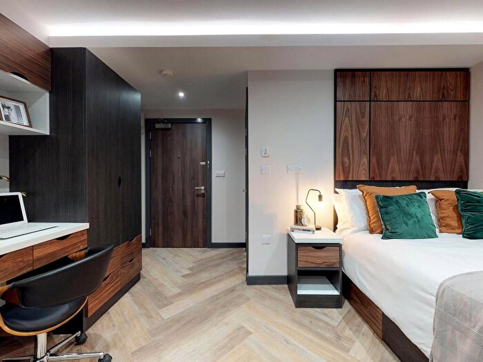 Apartment To Rent In Apt, Live Oasis Belgrave Street #, LS2