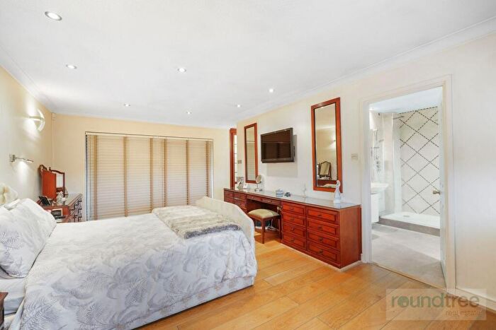 4 Bedroom Apartment For Sale In Spencer Close, Finchley, N3