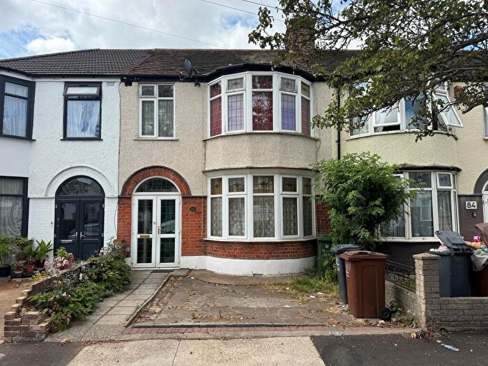3 Bedroom Terraced House For Sale In Lyndhurst Gardens, Barking, IG11