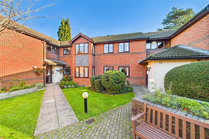 2 Bedroom Apartment For Sale In Huntsgreen Court, Bracknell, Berkshire, RG12