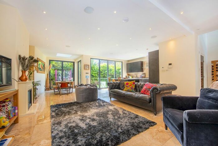 3 Bedroom Flat To Rent In Sutton Lane South, London, W4