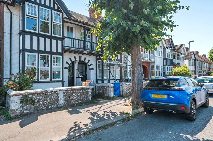 2 Bedroom Flat To Rent In Pavilion Road, Worthing, West Sussex, BN14
