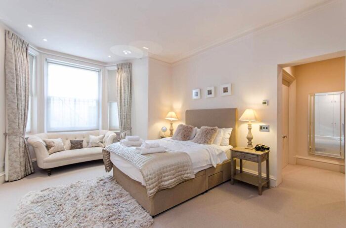 3 Bedroom Flat To Rent In Redcliffe Square, Chelsea, London, SW10